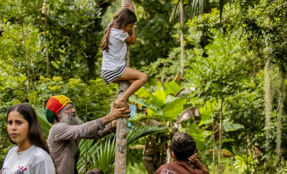 Oficina da Portos do Paraná ensina comunidade litorânea sobre coleta e despolpa do açaí juçara