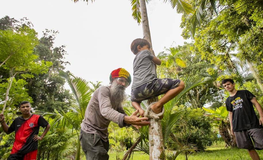 Oficina da Portos do Paraná ensina comunidade litorânea sobre coleta e despolpa do açaí juçara
