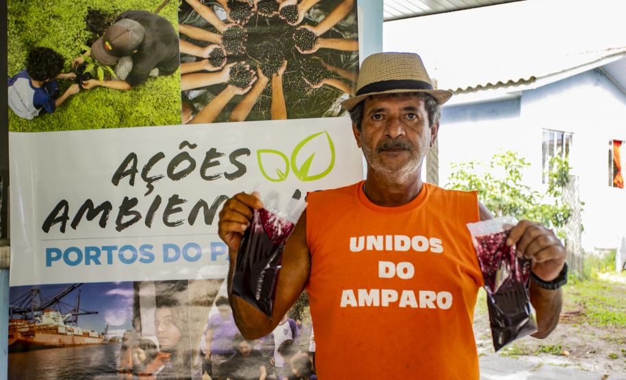 Oficina da Portos do Paraná ensina comunidade litorânea sobre coleta e despolpa do açaí juçara