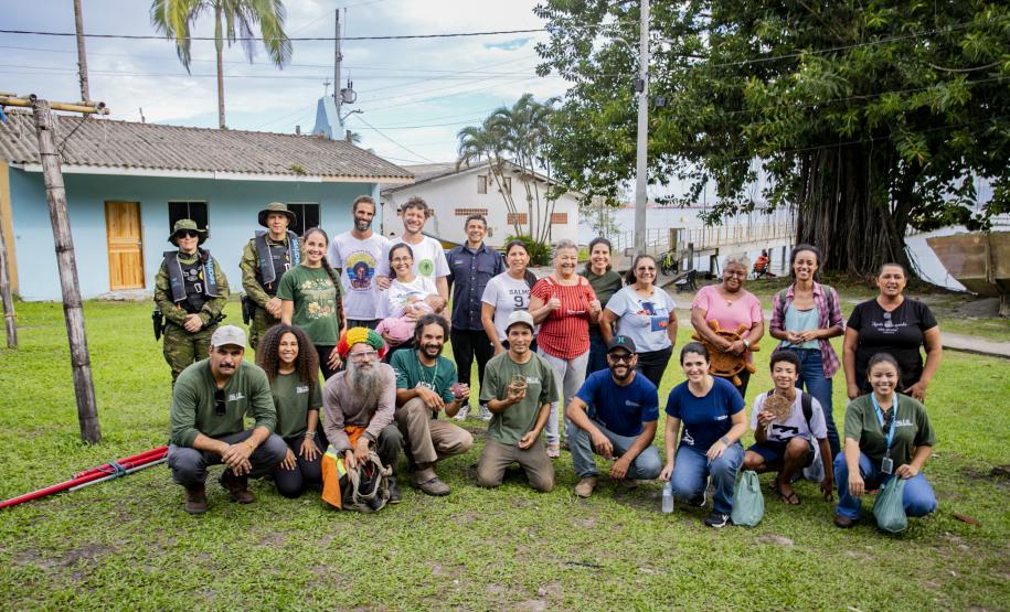 Oficina da Portos do Paraná ensina comunidade litorânea sobre coleta e despolpa do açaí juçara