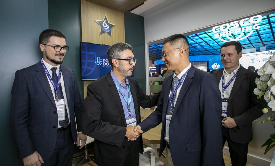 Ministro de Portos e Aeroportos visita estande da Portos do Paraná durante a Intermodal