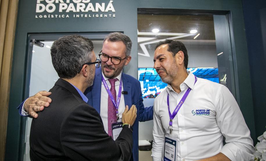 Ministro de Portos e Aeroportos visita estande da Portos do Paraná durante a Intermodal