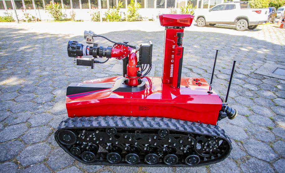 Robô de combate a incêndio é testado no Porto de Paranaguá