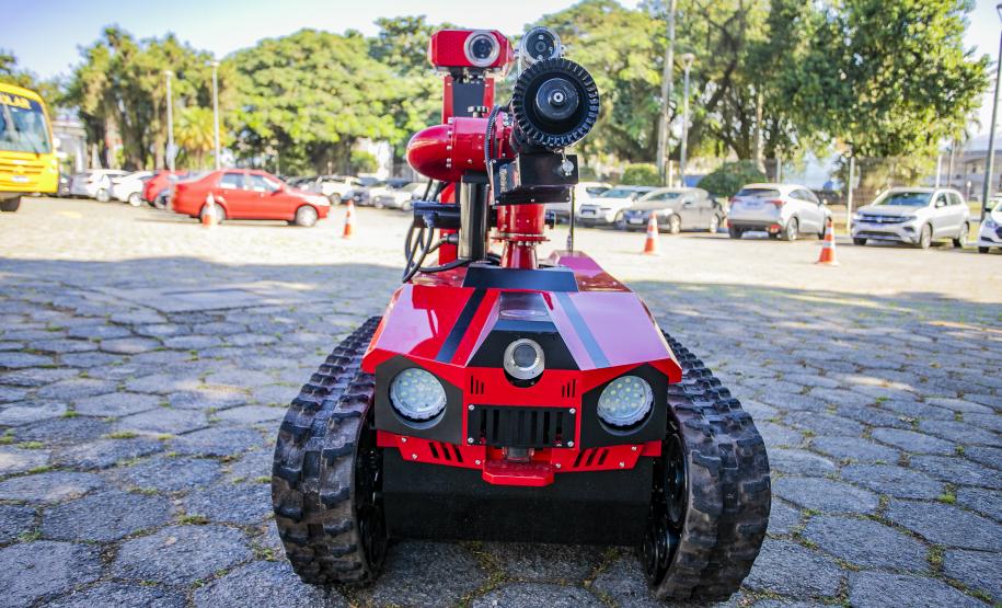 Robô de combate a incêndio é testado no Porto de Paranaguá