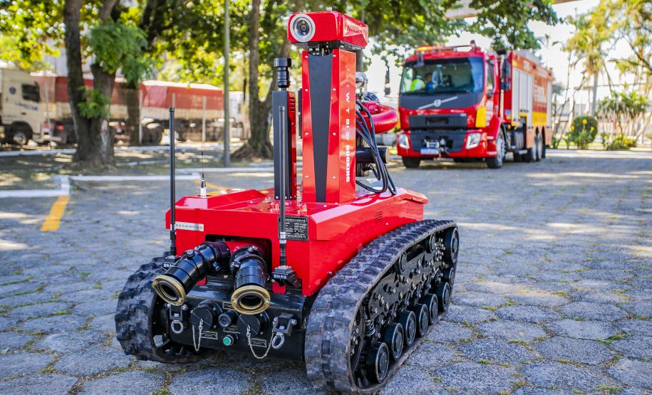 Robô de combate a incêndio é testado no Porto de Paranaguá