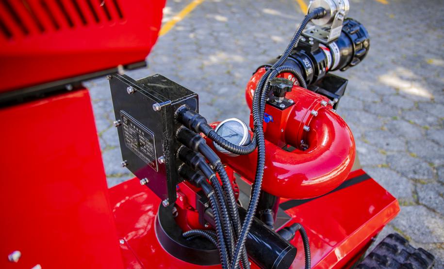 Robô de combate a incêndio é testado no Porto de Paranaguá