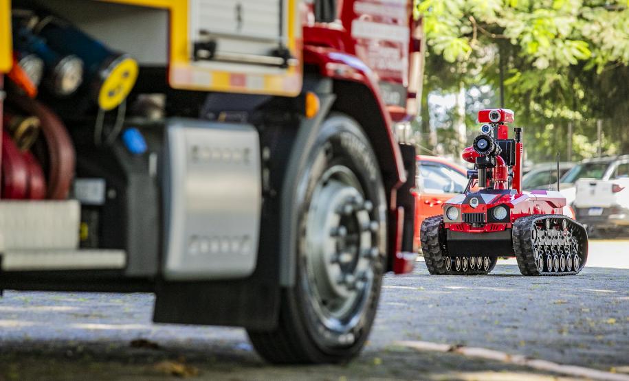 Robô de combate a incêndio é testado no Porto de Paranaguá