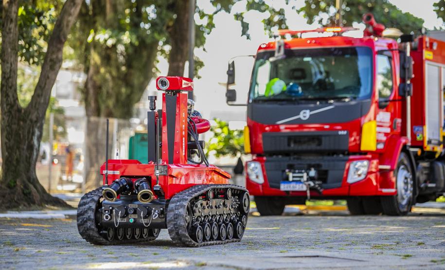 Robô de combate a incêndio é testado no Porto de Paranaguá