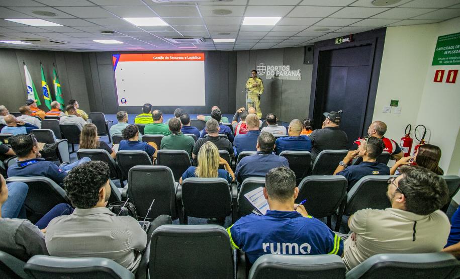 Robô de combate a incêndio é testado no Porto de Paranaguá