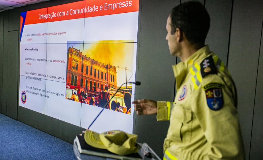 Robô de combate a incêndio é testado no Porto de Paranaguá