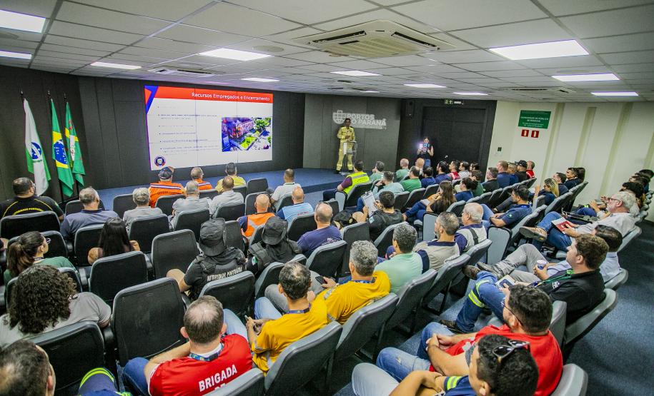 Robô de combate a incêndio é testado no Porto de Paranaguá