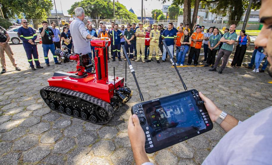 Robô de combate a incêndio é testado no Porto de Paranaguá