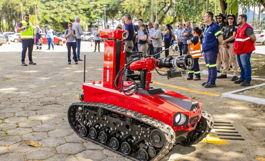 Robô de combate a incêndio é testado no Porto de Paranaguá