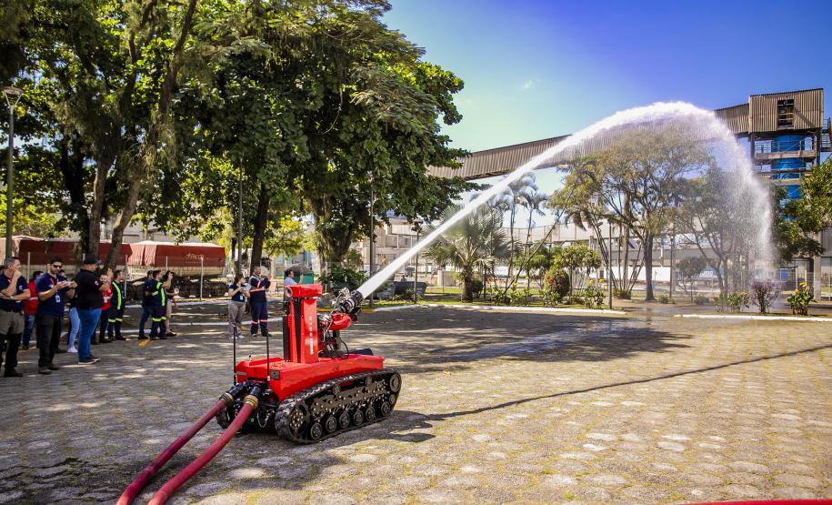 Robô de combate a incêndio é testado no Porto de Paranaguá