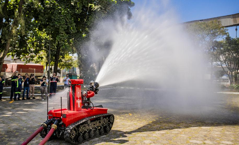 Robô de combate a incêndio é testado no Porto de Paranaguá