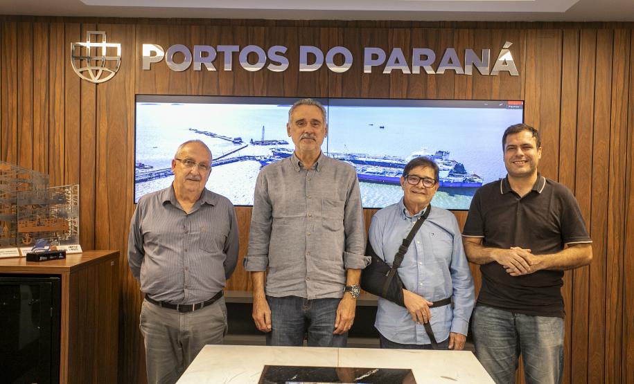 Decanos da Portos do Paraná recebem homenagem na despedida da empresa