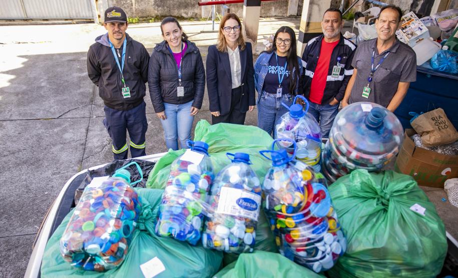 Portos do Paraná entrega quase meia tonelada de tampinhas ao Lar Perseverança