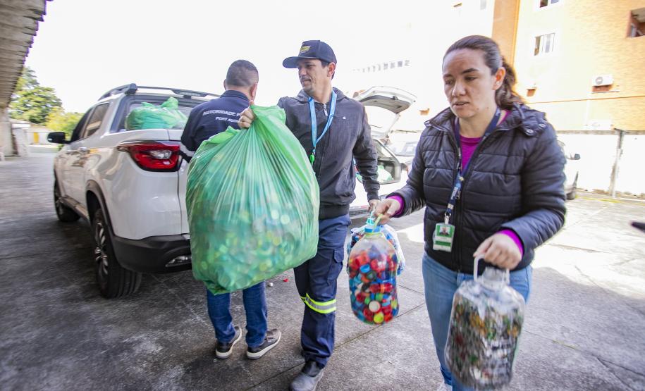 Portos do Paraná entrega quase meia tonelada de tampinhas ao Lar Perseverança