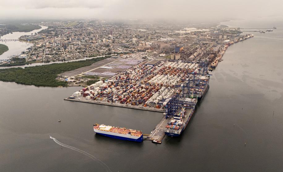 Porto de Paranaguá recebe navios específicos para o transporte de veículos