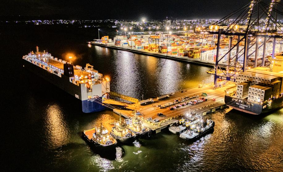 Porto de Paranaguá recebe navios específicos para o transporte de veículos