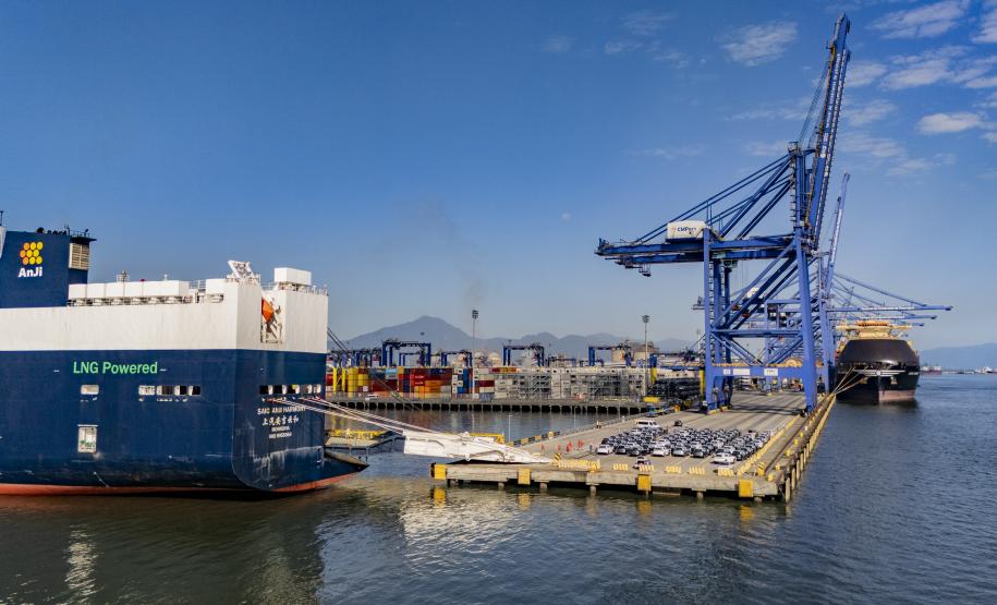 Porto de Paranaguá recebe navios específicos para o transporte de veículos