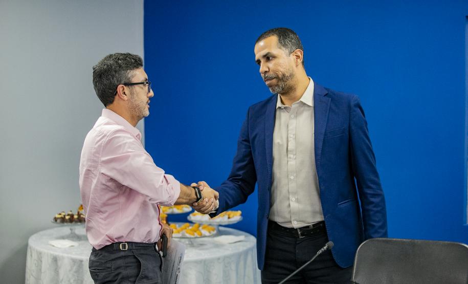 O presidente da Portos do Paraná, Luiz Fernando Garcia, dá boas-vindas a Edigar Martins