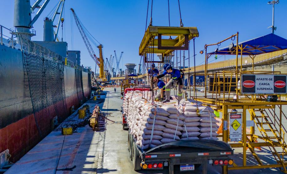 Quatro navios foram carregados simultaneamente com açúcar ensacado e a granel; movimento intenso deve seguir até outubro