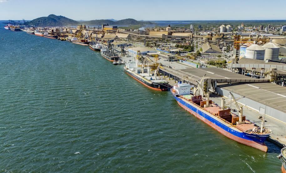 Quatro navios foram carregados simultaneamente com açúcar ensacado e a granel; movimento intenso deve seguir até outubro