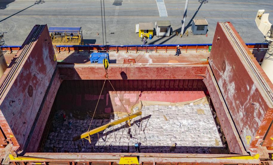 Quatro navios foram carregados simultaneamente com açúcar ensacado e a granel; movimento intenso deve seguir até outubro