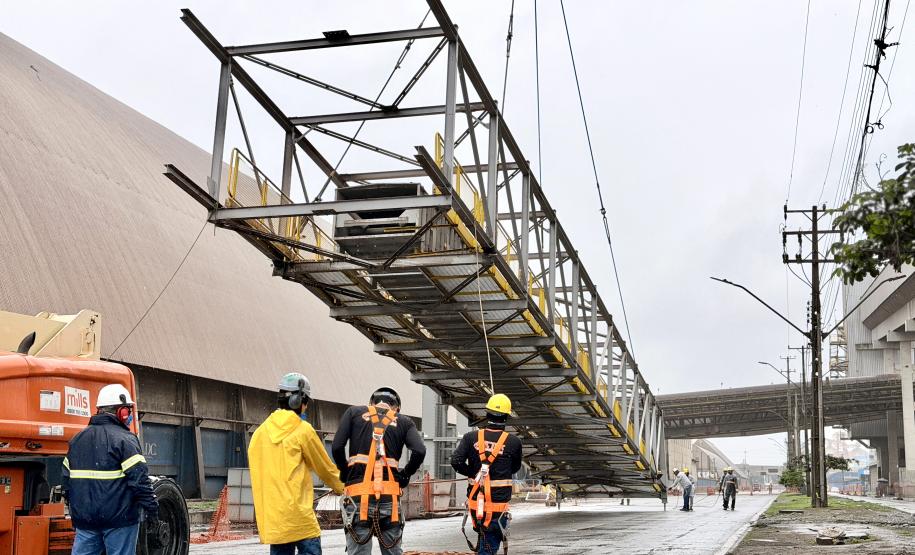 Estrutura metálica de 55 metros liga o sistema central ao terminal da ALTP, em operação que mobilizou dezenas de profissionais.