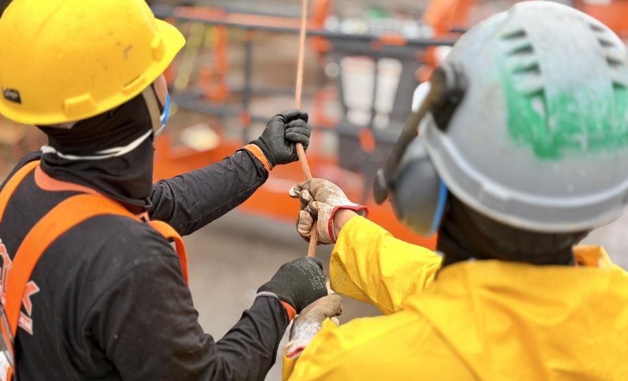 Estrutura metálica de 55 metros liga o sistema central ao terminal da ALTP, em operação que mobilizou dezenas de profissionais.