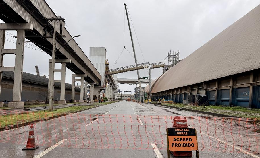 Estrutura metálica de 55 metros liga o sistema central ao terminal da ALTP, em operação que mobilizou dezenas de profissionais