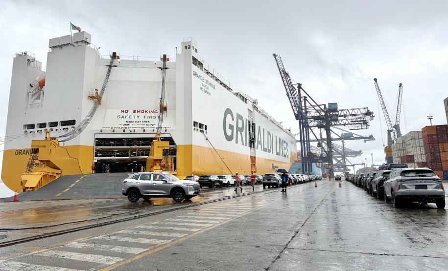 Novas montadoras ampliam o recebimento de automóveis no segundo semestre. Porto realiza desembarque recorde de 6 mil veículos de um navio nessa semana