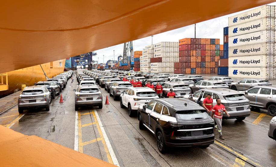 Novas montadoras ampliam o recebimento de automóveis no segundo semestre. Porto realiza desembarque recorde de 6 mil veículos de um navio nessa semana