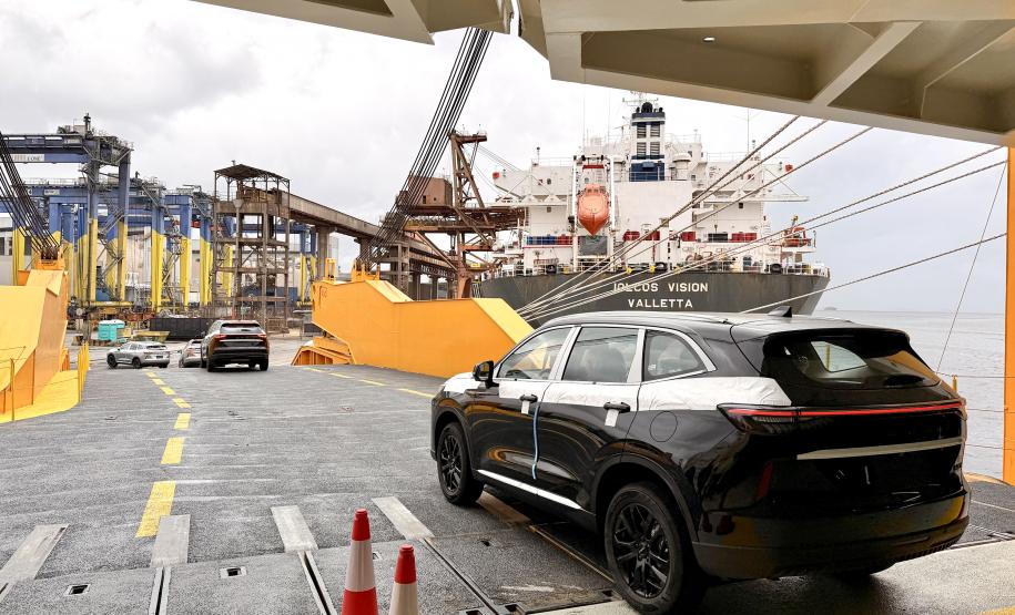 Novas montadoras ampliam o recebimento de automóveis no segundo semestre. Porto realiza desembarque recorde de 6 mil veículos de um navio nessa semana