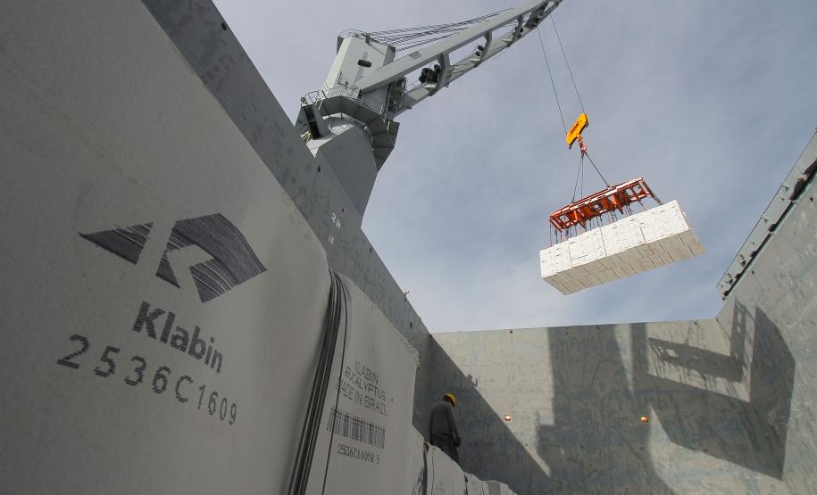 Klabin carrega primeiro navio pelo Porto de Paranaguá