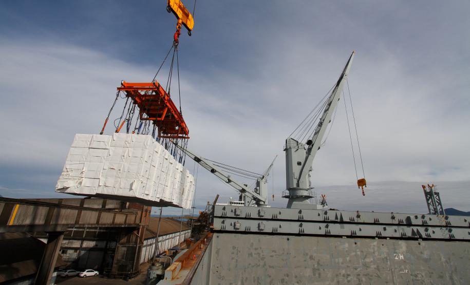 Klabin carrega primeiro navio pelo Porto de Paranaguá