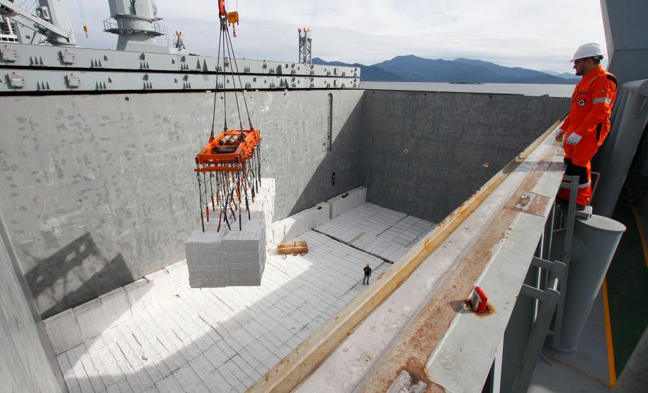 Klabin carrega primeiro navio pelo Porto de Paranaguá