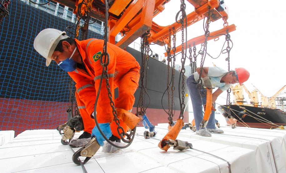 Klabin carrega primeiro navio pelo Porto de Paranaguá