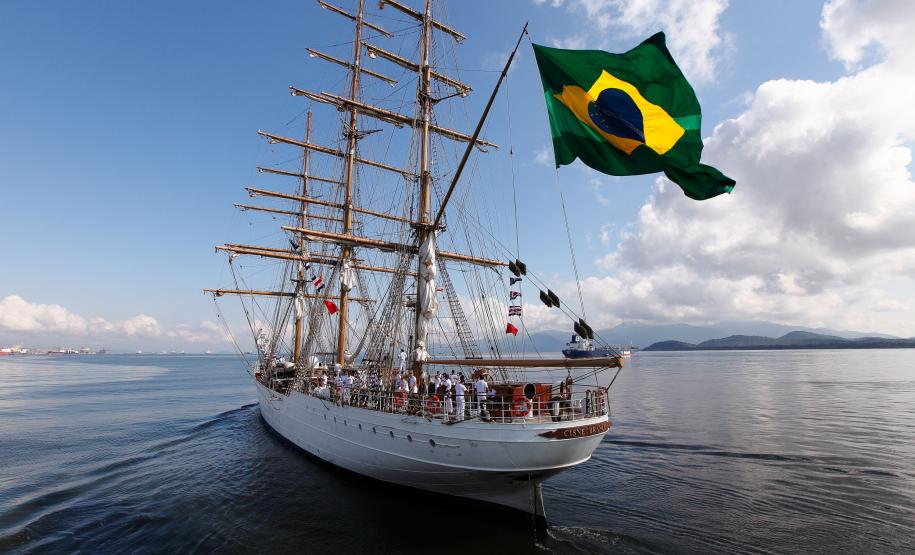 Veleiro da Marinha do Brasil, Cisne Branco, chega a Paranaguá Veleiro da Marinha do Brasil, Cisne Branco, chega a Paranaguá