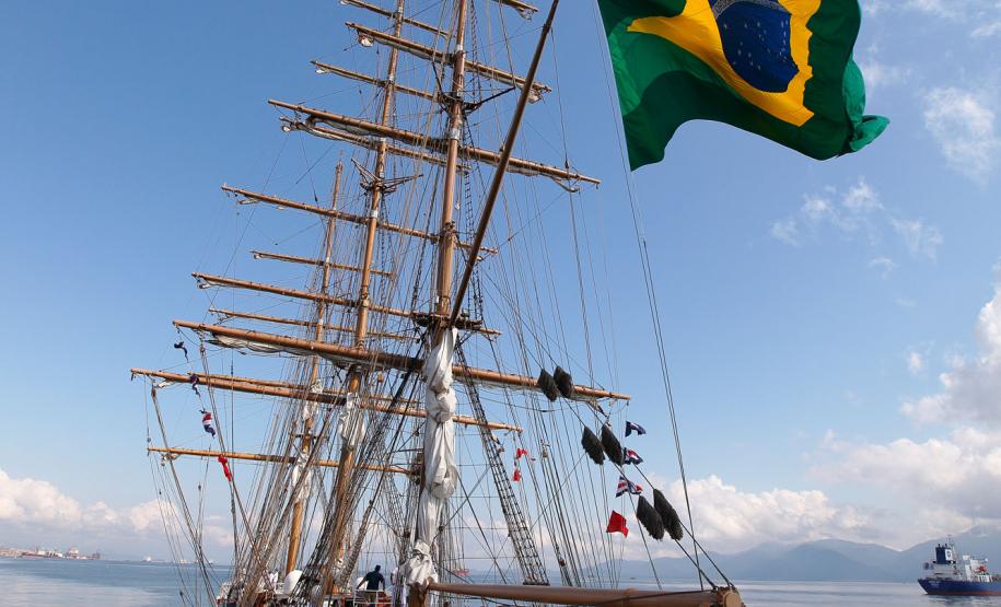 Veleiro da Marinha do Brasil, Cisne Branco, chega a Paranaguá Veleiro da Marinha do Brasil, Cisne Branco, chega a Paranaguá