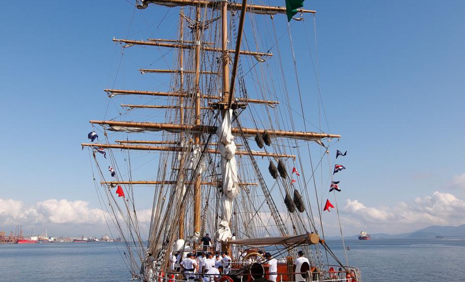 Veleiro da Marinha do Brasil, Cisne Branco, chega a Paranaguá Veleiro da Marinha do Brasil, Cisne Branco, chega a Paranaguá