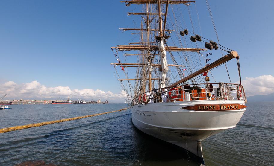 Veleiro da Marinha do Brasil, Cisne Branco, chega a Paranaguá Veleiro da Marinha do Brasil, Cisne Branco, chega a Paranaguá
