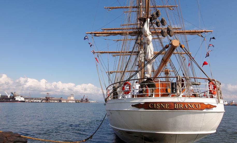 Veleiro da Marinha do Brasil, Cisne Branco, chega a Paranaguá Veleiro da Marinha do Brasil, Cisne Branco, chega a Paranaguá
