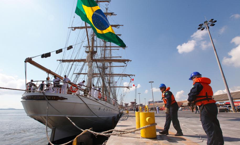 Veleiro da Marinha do Brasil, Cisne Branco, chega a Paranaguá Veleiro da Marinha do Brasil, Cisne Branco, chega a Paranaguá