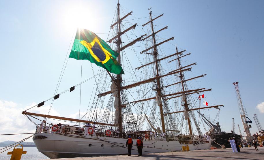 Veleiro da Marinha do Brasil, Cisne Branco, chega a Paranaguá Veleiro da Marinha do Brasil, Cisne Branco, chega a Paranaguá