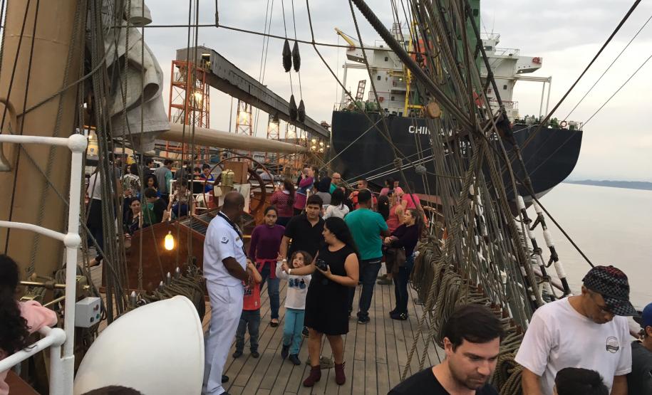 Navio Cisne Branco atrai cinco mil visitantes ao Porto de Paranaguá
