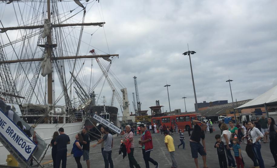 Navio Cisne Branco atrai cinco mil visitantes ao Porto de Paranaguá