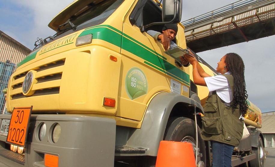 Porto de Paranaguá adere ao Maio Amarelo e promove campanha com caminhoneiros Porto de Paranaguá adere ao Maio Amarelo e promove campanha com caminhoneiros
