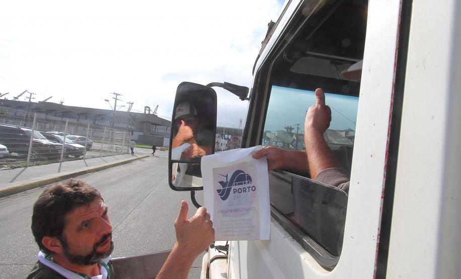 Porto de Paranaguá adere ao Maio Amarelo e promove campanha com caminhoneiros Porto de Paranaguá adere ao Maio Amarelo e promove campanha com caminhoneiros